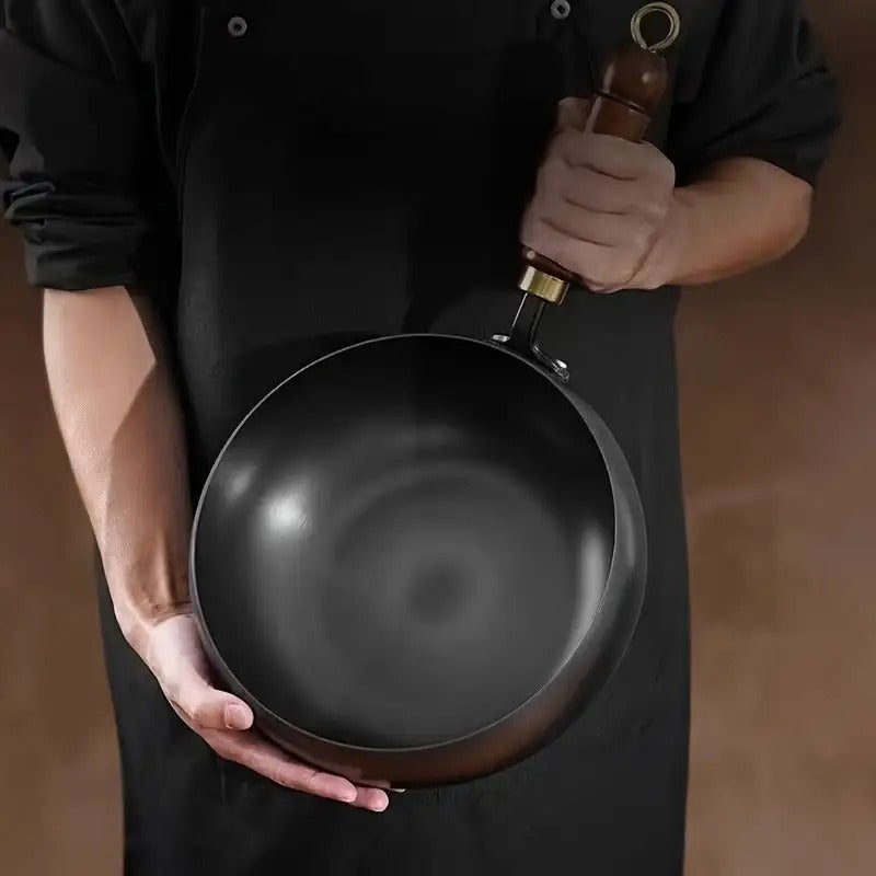 Handcrafted Traditional Cast Iron Skillet with Mirror Non-Stick Coating - Splash-Free Design, Rust Resistant, Durable Structure for Even Heat Distribution - Essential for Healthy Cooking in the Kitchen