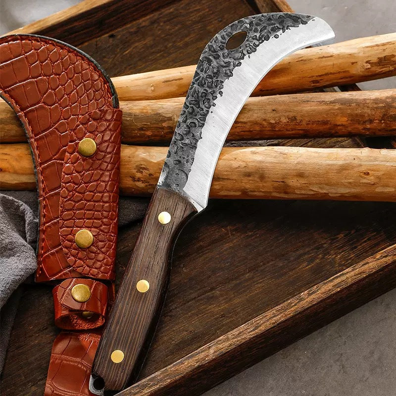 Serrated Grass Sickle  , Gardening/Landscaping Hand Sickle with Grip，Hand Scythe for Manual Harvesting and Weed Clearing